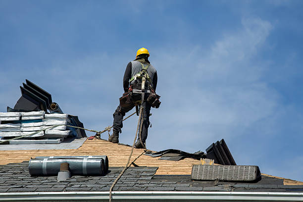 Professional Gutter Installation technician working in Chillicothe, IL